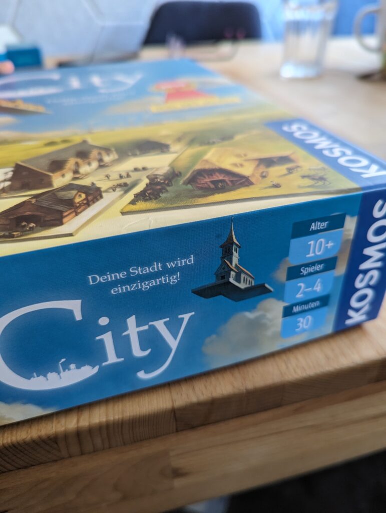 Foto Seitenansicht Spielbox My City, Altersempfehlung 10+, 2 bis 4 Spieler