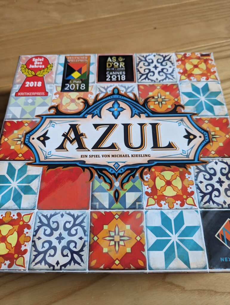 Foto der Brettspiel-Box von Azul, Spiel des Jahres 2018, Deutscher Spielepreis 2018 1. Platz, AS D'Or Cannes 2018, von Autor Michael Kiesling
