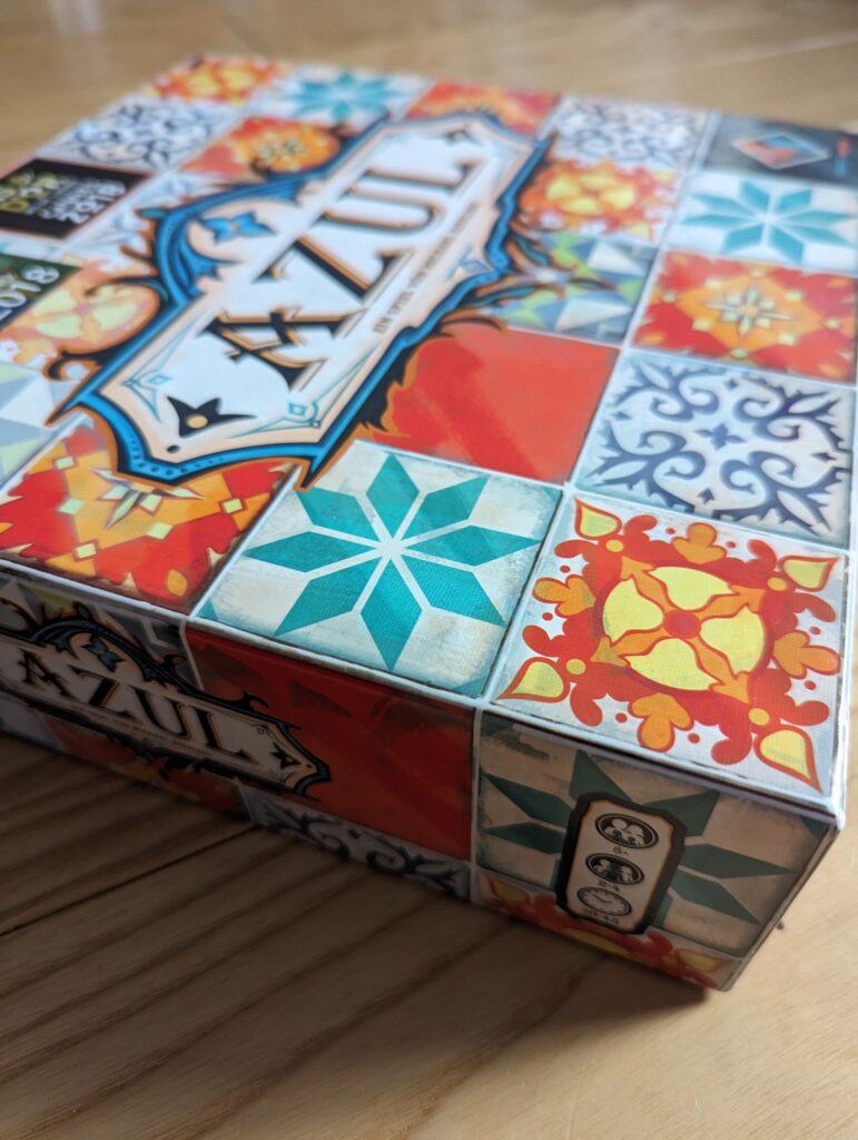 Foto der Seitenansicht der Brettspiel-Box von Azul, Altersempfehlung 8+, für 2 bis 4 Spieler, Spieldauer 30-45 Minuten