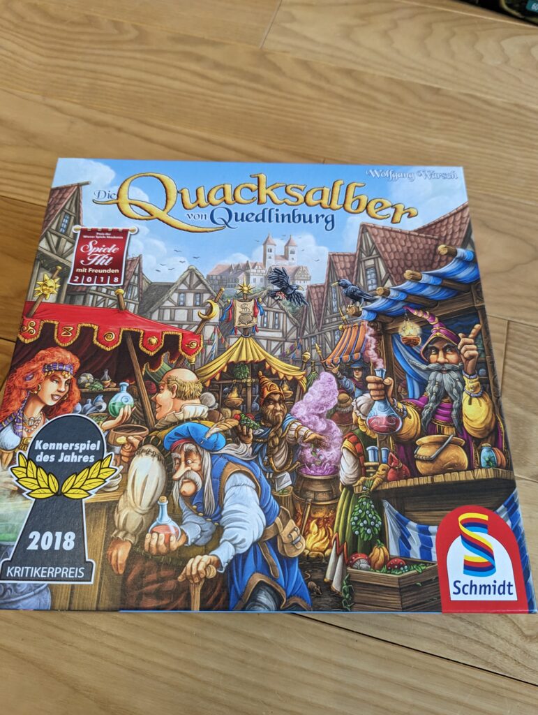 Foto der Spielebox des Brettspiels Die Quacksalber von Quedlinburg, Kennerspiel des Jahres 2018, Autor Wolfgang Warsch, Verlag Schmidt